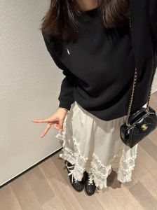 黑卫衣配白裤还是黑裤_黑色卫衣配裤，各种风格随心选！