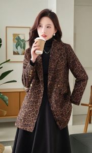 上40岁女人穿豹纹可适合_40岁女穿豹纹时尚，显气质显年轻