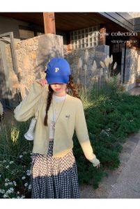 黄毛衣配啥颜色外套_白黑灰蓝棕，各有特色显时尚