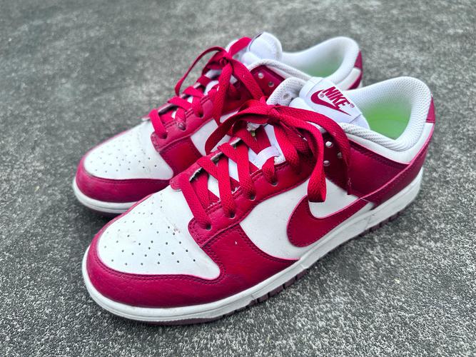 红白配色的鞋子好搭配吗_时尚亮眼,轻松出彩! 红白配色的鞋子好搭配吗_时尚亮眼,轻松出彩!