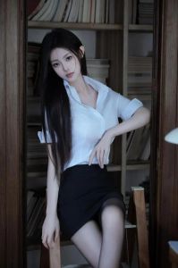 绝美的丝袜与高跟鞋短裙穿搭_黑白灰无袖丝袜方头鞋，舒适时尚显腿长