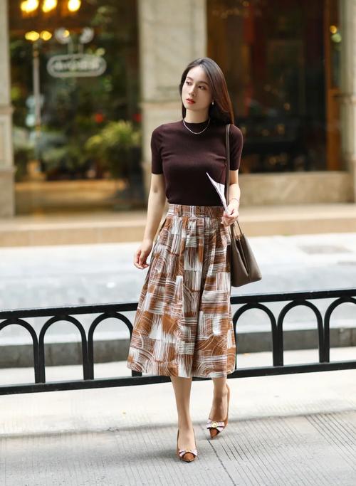 黑针织衫配什么色半身裙_黑上衣配卡其裙,通勤休闲都优雅! 黑针织衫配什么色半身裙_黑上衣配卡其裙,通勤休闲都优雅!