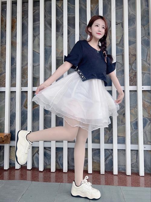 小蓬蓬裙配什么鞋子_甜美蓬蓬裙配老爹鞋,多鞋款碰撞甜酷风 小蓬蓬裙配什么鞋子_甜美蓬蓬裙配老爹鞋,多鞋款碰撞甜酷风