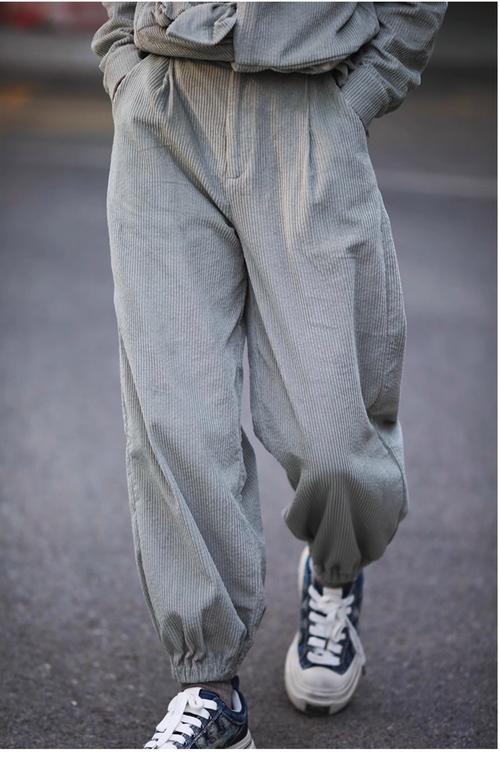 收脚裤搭配什么鞋_束脚裤搭运动鞋,青春休闲百搭范 收脚裤搭配什么鞋_束脚裤搭运动鞋,青春休闲百搭范