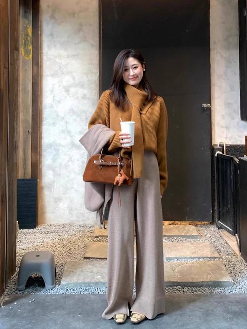 蜜糖搭配韩麻豆冬日高调穿搭术_毛衣裙配大衣，韩式时尚保暖满分