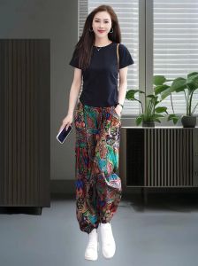 花色上衣搭配什么裤子好看_牛仔裤显高，阔腿裤慵懒，短裙青春，西装裤专业，运动裤舒适