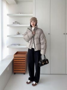 奶灰羽绒服怎么搭配裤子_奶灰羽绒服百搭实用，时尚百搭显高级