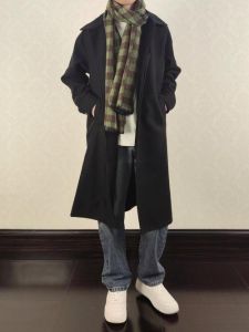 男大衣搭配什么鞋子_韩国男生经典大衣搭平底鞋，简约活力，卫衣叠穿显层次