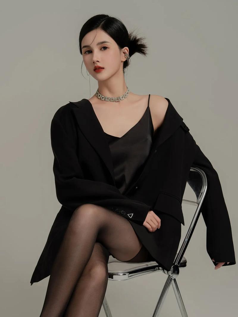 赵粤穿黑色抹胸搭配超短裙_钻石闪耀，Y2K风潮来袭