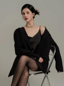 赵粤穿黑色抹胸搭配超短裙_钻石闪耀，Y2K风潮来袭