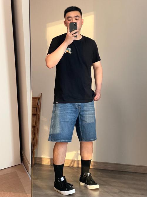 男牛仔短裤配什么衣服_配T恤衬衫外套，穿出时尚感