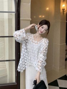 连身镂空针织裙搭配_镂空针织裙优雅显瘦，金属链条配饰突出裙子美