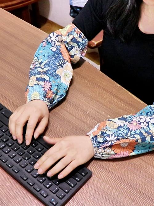 袖套的时尚穿搭_袖套实用百搭，提升时尚感，精致又时尚