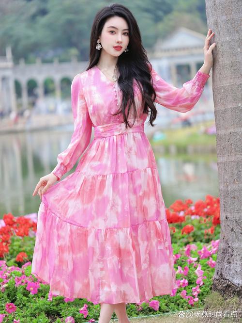 古半身长裙粉色上衣搭配_粉色上衣搭半裙，百变风格时尚靓