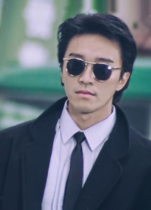 周星驰的电影他穿着高领卫衣_港片时尚经典永流传