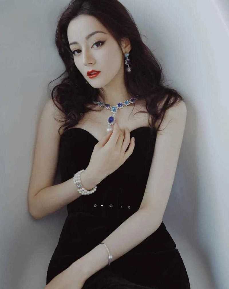 热巴黑色抹胸开叉裙搭配_迪丽热巴黑丝绒长裙，惊艳红毯！