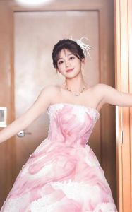 穿蓬蓬裙配什么发饰好看_粉色蓬蓬裙配黑挎包铆钉鞋