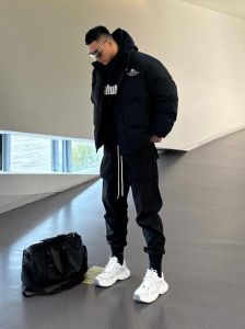 男羽绒服休闲裤该搭配什么鞋子_羽绒服配乐福短靴小白鞋等，各显风格！