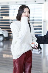 白毛衣配什么外套_白色毛衣百搭王，外套裤子随便搭！