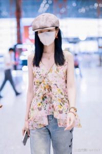 贝蕾帽配什么衣服_贝蕾帽百搭时尚，点睛秋冬造型！