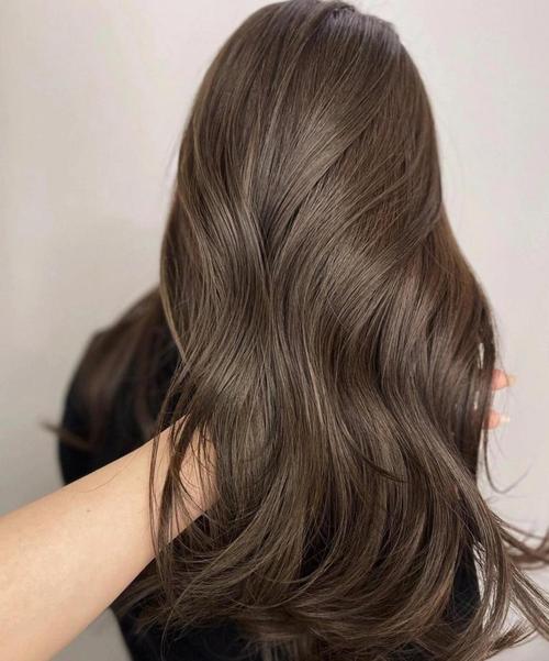 灰褐色头发_低调有内涵，时尚又百搭