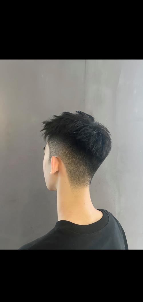 把这张照片发型换成美式前刺_美式前刺发型，帅气不挑脸型