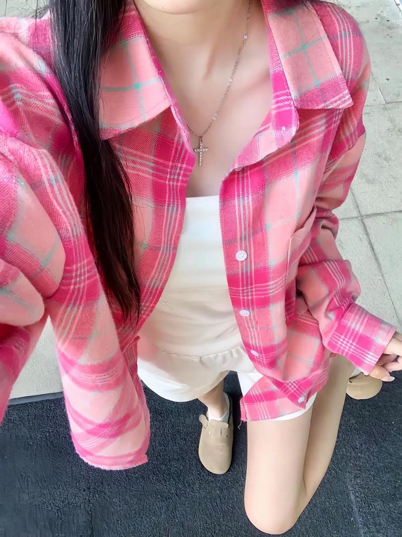 黄黑皮适合穿粉色格子衬衫吗_黄黑皮穿粉色衬衫选浅粉显白清爽