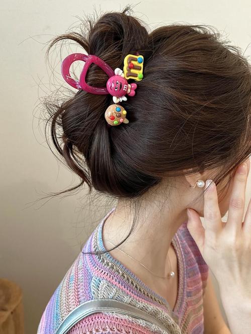 我平时需要扎头发要剪什么发型_高马尾丸子头显脸小，圆脸女孩必备扎发技巧