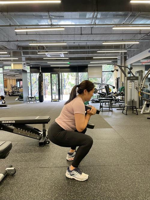 被誉为上半身的深蹲的健身动作_锻炼全身的力量训练