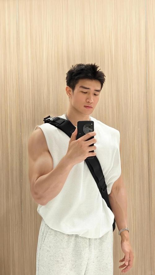 高颜值亚裔健身教练引领健康新潮流