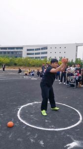 后抛实心球练习方法_原地双手后抛实心球技巧分享