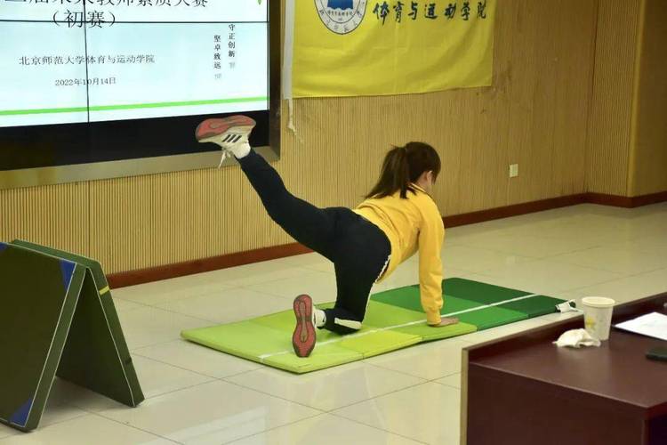 单肩后滚翻动作要领_方向正团身紧,推地有力! 单肩后滚翻动作要领_方向正团身紧,推地有力!