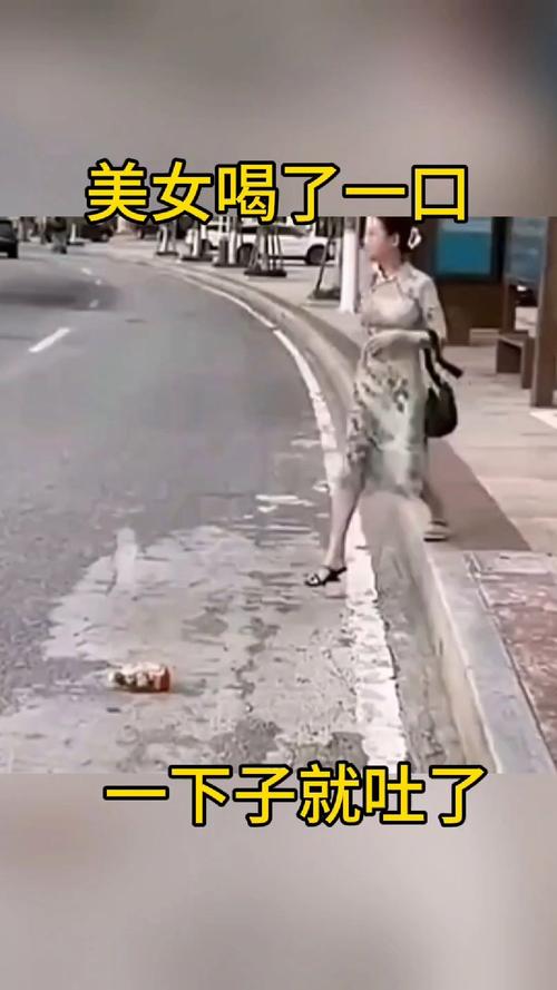 这才是催吐的正确姿势女子喝醉_15分钟淡盐水,垫高上半身 这才是催吐的正确姿势女子喝醉_15分钟淡盐水,垫高上半身