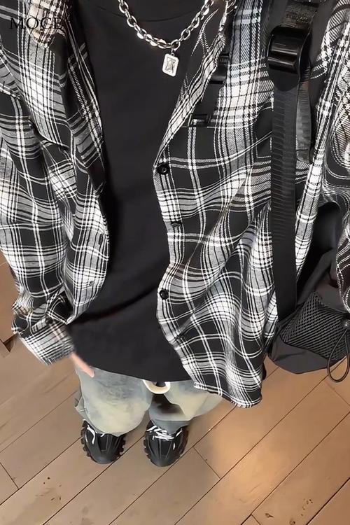 黑白格子衬衫适合什么皮肤_黑白格子衬衫显瘦穿法，格纹腰带显腰线！