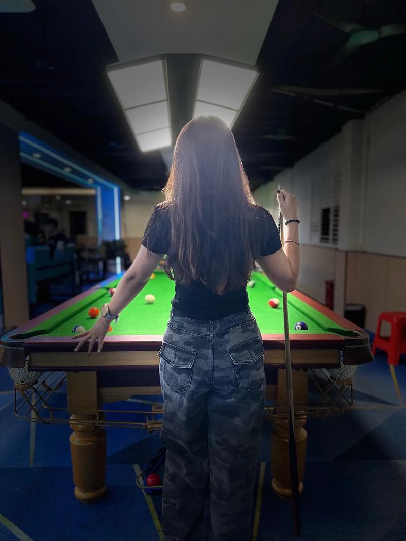 和对象在台球桌上拍照姿势_复古台球厅拍酷照，神秘性感氛围佳