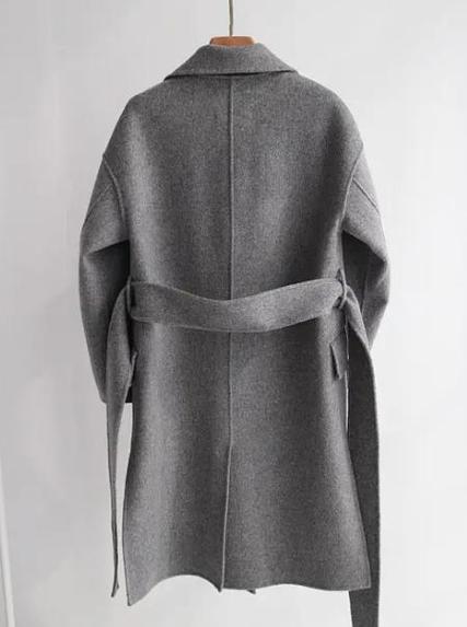 脸黄适合黑灰色条纹吗_黑灰条纹显白？肤色偏黄选浅灰配亮色