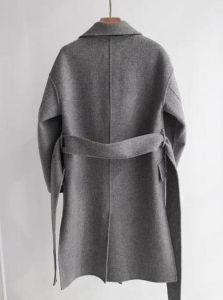 脸黄适合黑灰色条纹吗_黑灰条纹显白？肤色偏黄选浅灰配亮色