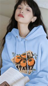 奶蓝色卫衣适合50岁女人穿吗_奶蓝卫衣显白气质