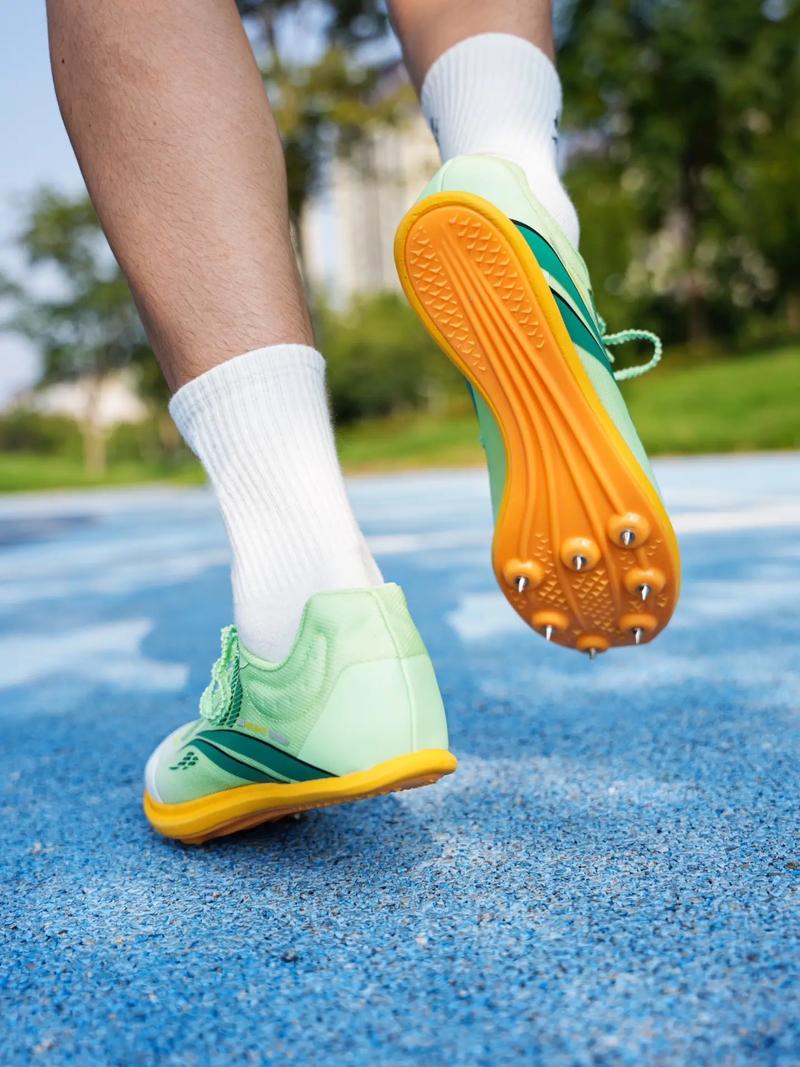 钉鞋适合长跑还是短跑_短跑选钉鞋，长跑选普通鞋