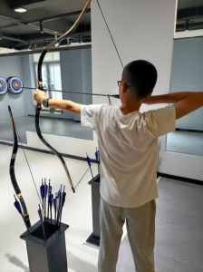 拉弓箭的正确姿势_稳定站姿握弓，均衡发力控呼吸，提升射箭技巧