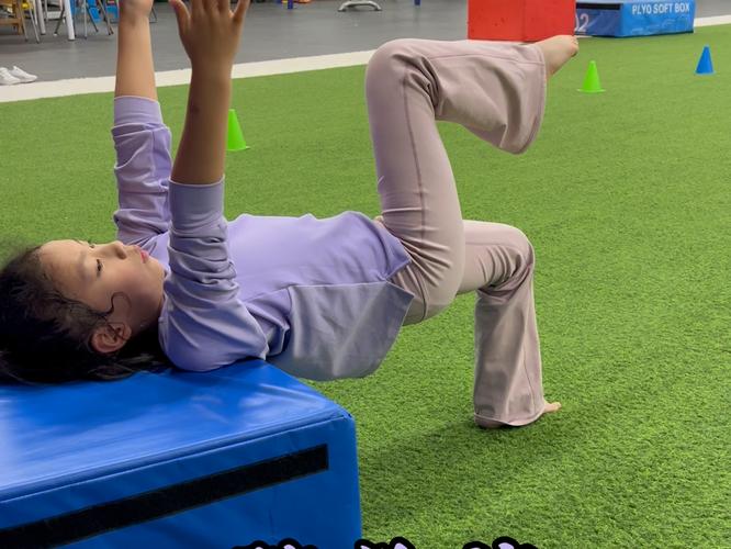 胯部灵活性训练_拉伸压膝增柔韧，臀桥平板强支撑