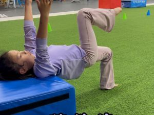 胯部灵活性训练_拉伸压膝增柔韧，臀桥平板强支撑