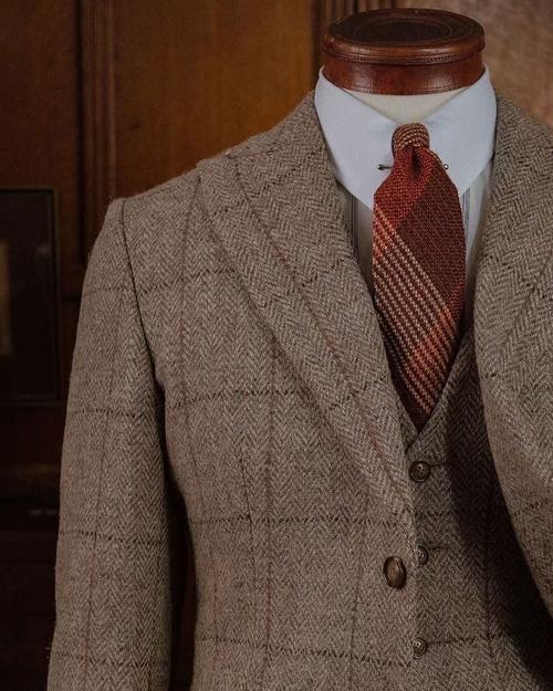 老式西服适合什么样人穿_商务稳重 休闲现代 复古简约选适合