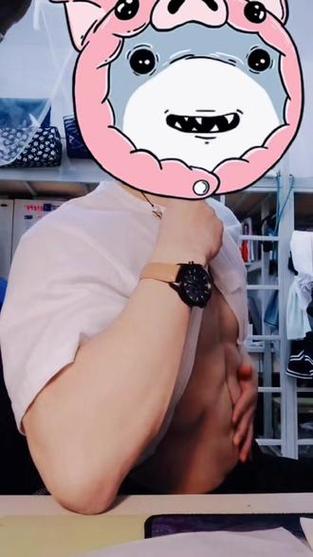 整个宿舍都在练腹肌_练出腹肌靠自律！