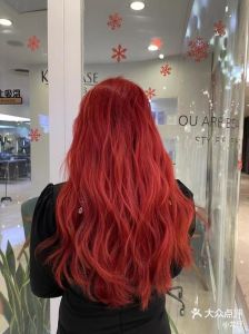 大红色适合黑黄皮肤吗_大红色显白搭配，黑黄皮也能美