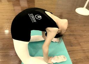 站下腰的动作要领_站下腰练柔韧平衡，热身慢练防受伤