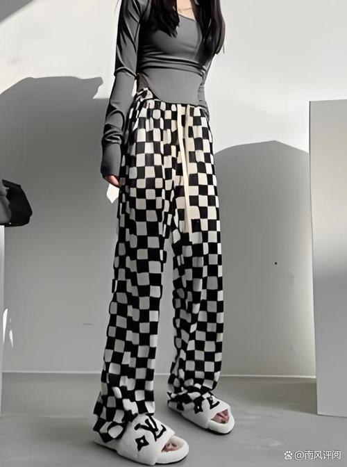 黑白格子适合什么肤色_黑白格子经典百搭，显瘦提亮，时尚必备！