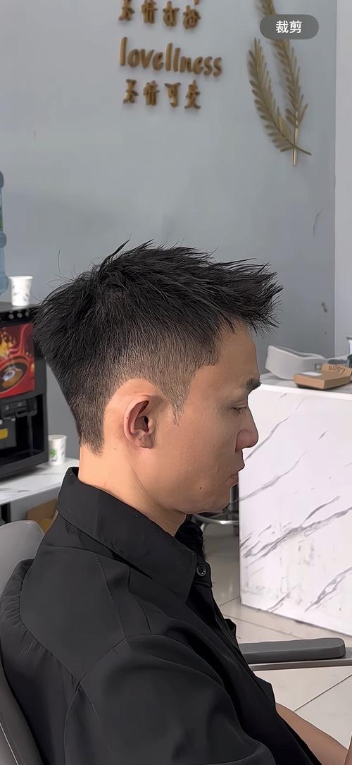 把照片的发型该成短发前刺_清爽前刺短发，轻松换发个性造型