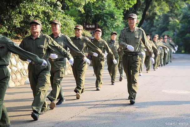 齐步走姿势_齐步走，展现纪律力量