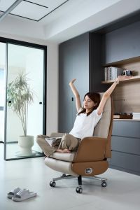 有靠背的长椅上适合的姿势推荐_公园长椅拍出文艺秋冬感